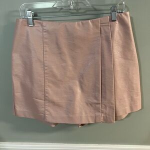Skies Are Blue brand, size large, faux leather light pink skort, side zipper